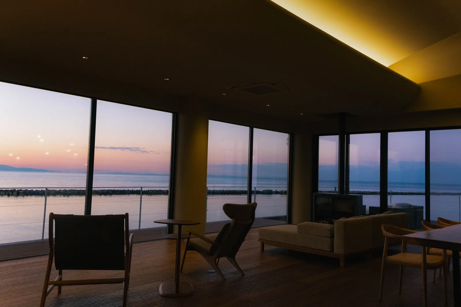 海を一望するリビング