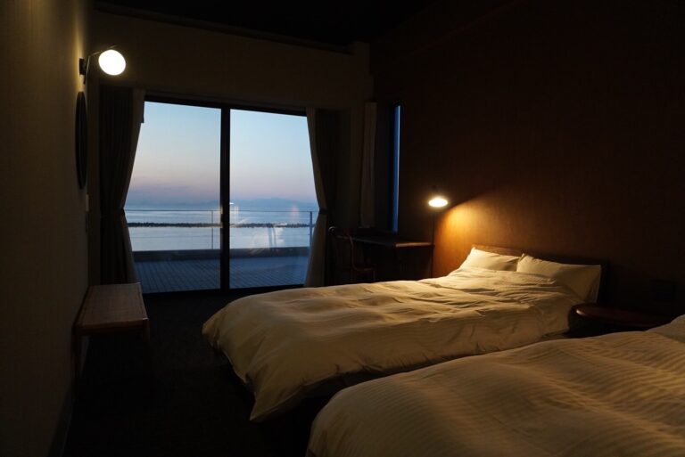 TORIKKA STAY 夕日が沈む頃のダブルサイズのベッドルーム